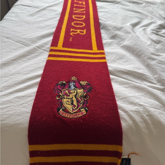 Official Universal Harry Potter Gryffindor Scarf - Picture 4 of 5